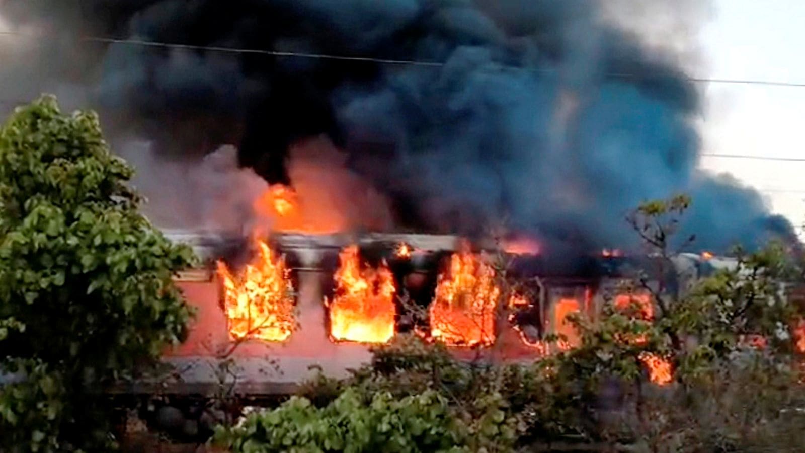 Fire breaks out on Thiruvananthapuram-Hazrat Nizamuddin Rajdhani ...