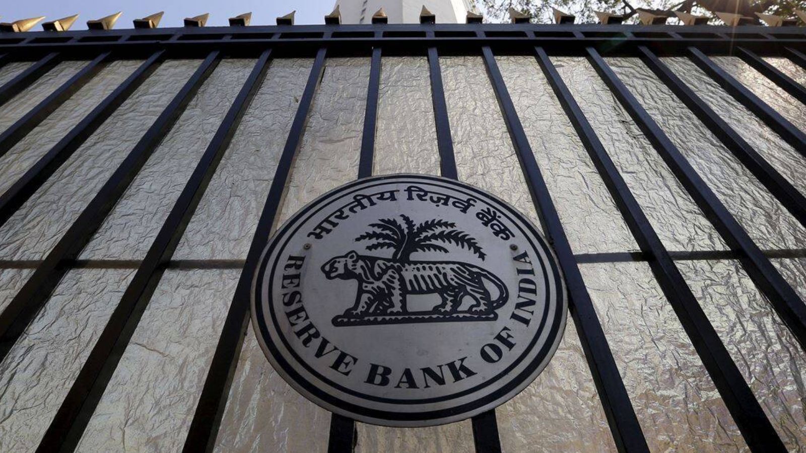RBI Governor Malhotra flags rising global economic risks