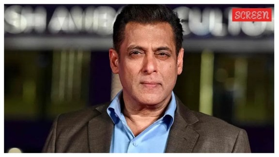 Salman Khan demands the paparazzi to apologize to him more loudly.
