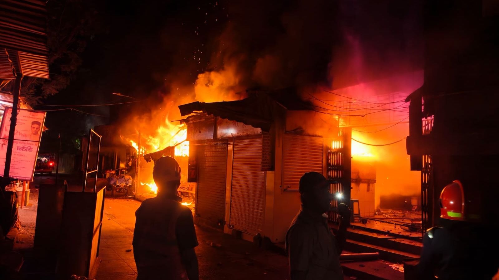 Firefighter dies while rescuing trapped guard from Thane blaze | Mumbai News Firefighter dies while rescuing trapped guard from Thane blaze | Mumbai News