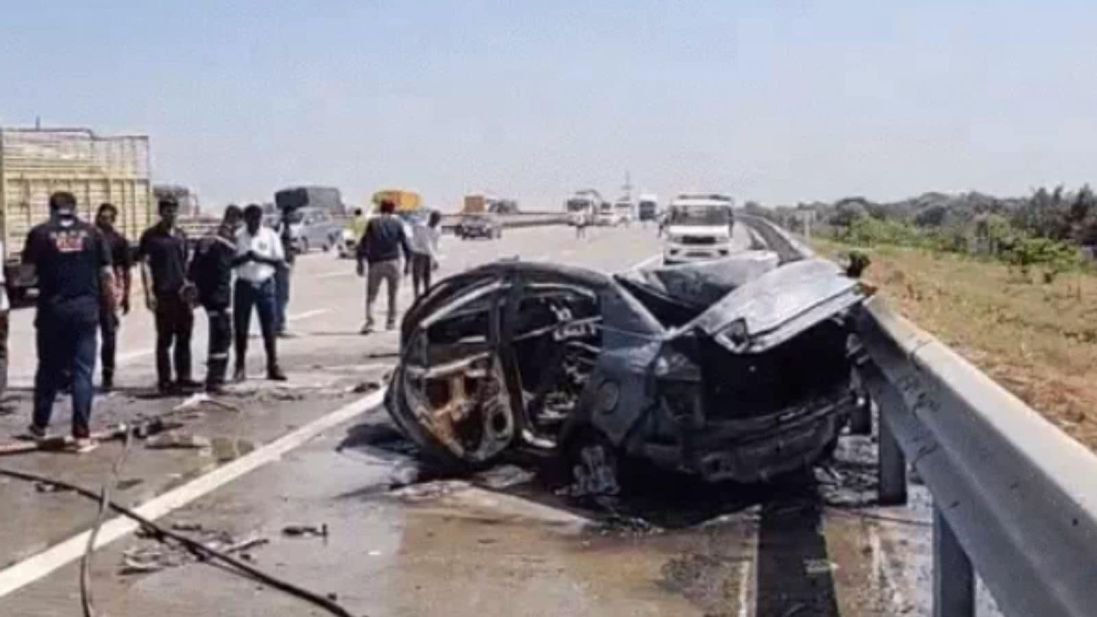 Speeding CNG car bursts into flames on Delhi-Mumbai Expressway near Vadodara; driver charred to death