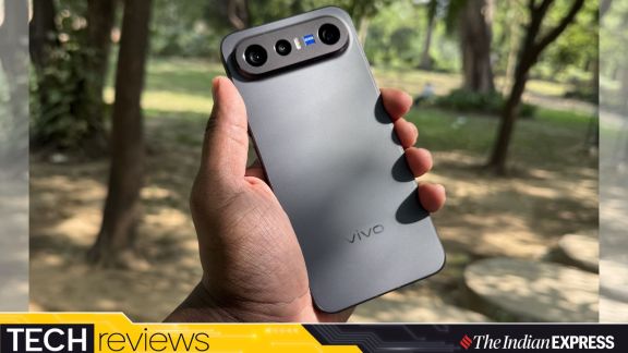 The vivo X300 FE features a minimalist design with sound ergonomics, making it comfortable for single-handed use for a long time. (Image: Bijin Jose/The Indian Express)