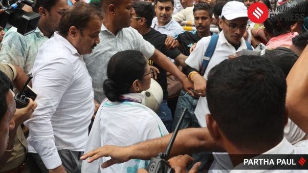 Senior leaders including Firhad Hakim, Madan Mitra, Derek O’Brien, Kalyan Banerjee and Dola Sen stood by the party chief throughout the protest