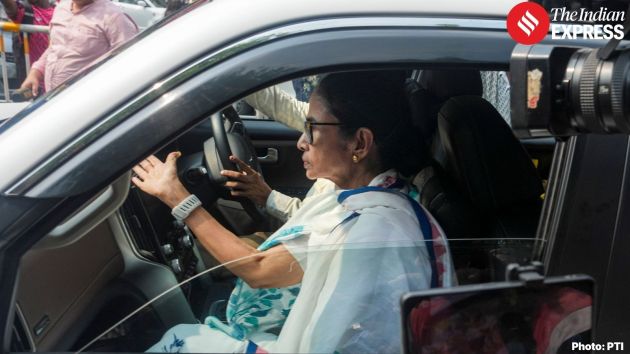 Banerjee reached the dharna site at Esplanade's Y-channel