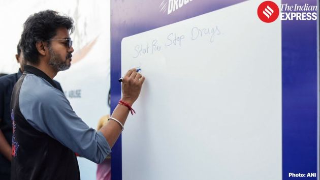 The chief minister also signed on the commitment board saying " Sports edu, drugs vidu"