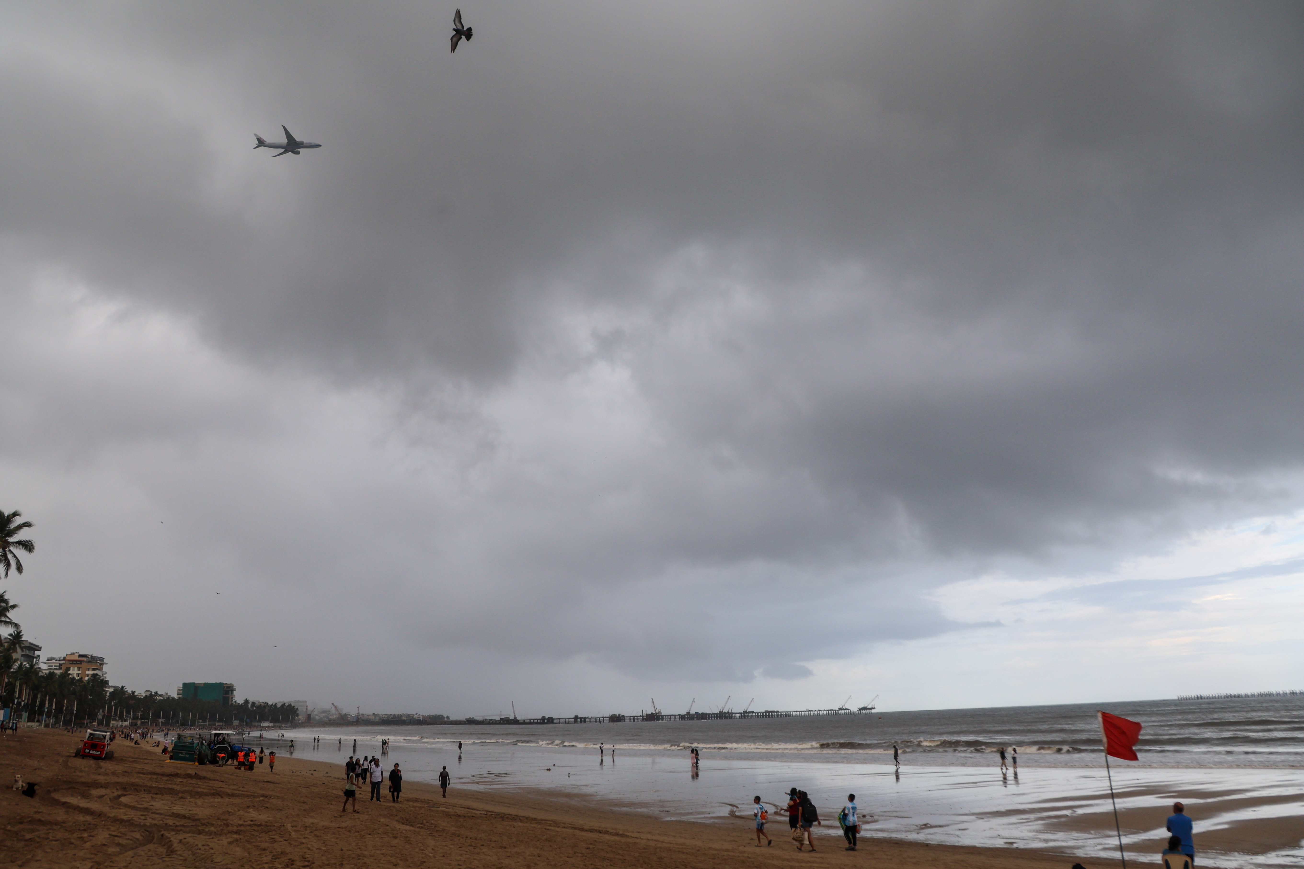 IMD Issues Yellow Alert for Mumbai; Monsoon Expected by June 23, Water Stock at 8.68%