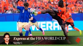 Netherlands' Brian Brobbey vies for the ball with Sweden's Victor Lindelof, left, during the World Cup Group F soccer match between the Netherlands and Sweden in Houston, Saturday. (AP Photo)