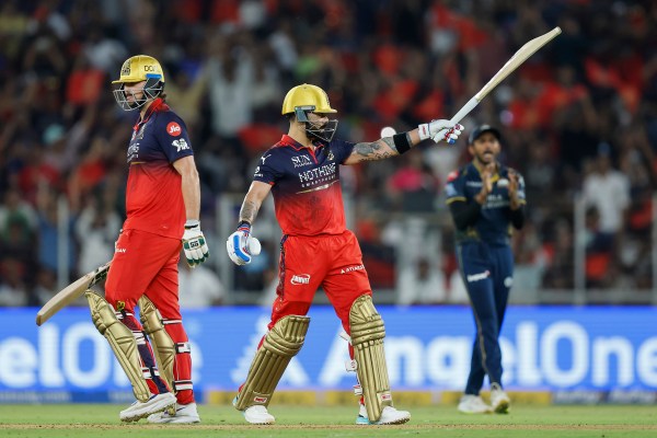 Virat Kohli raises his bat after scoring his fastest IPL fifty in 25 balls. (CREIMAS)