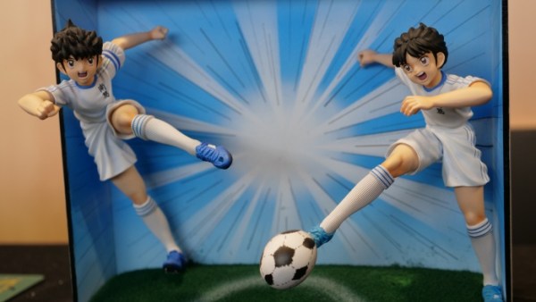 A figurine of Tsubasa Oozaru and Taro Misaki taking a twin shot (Wikimedia Commons)