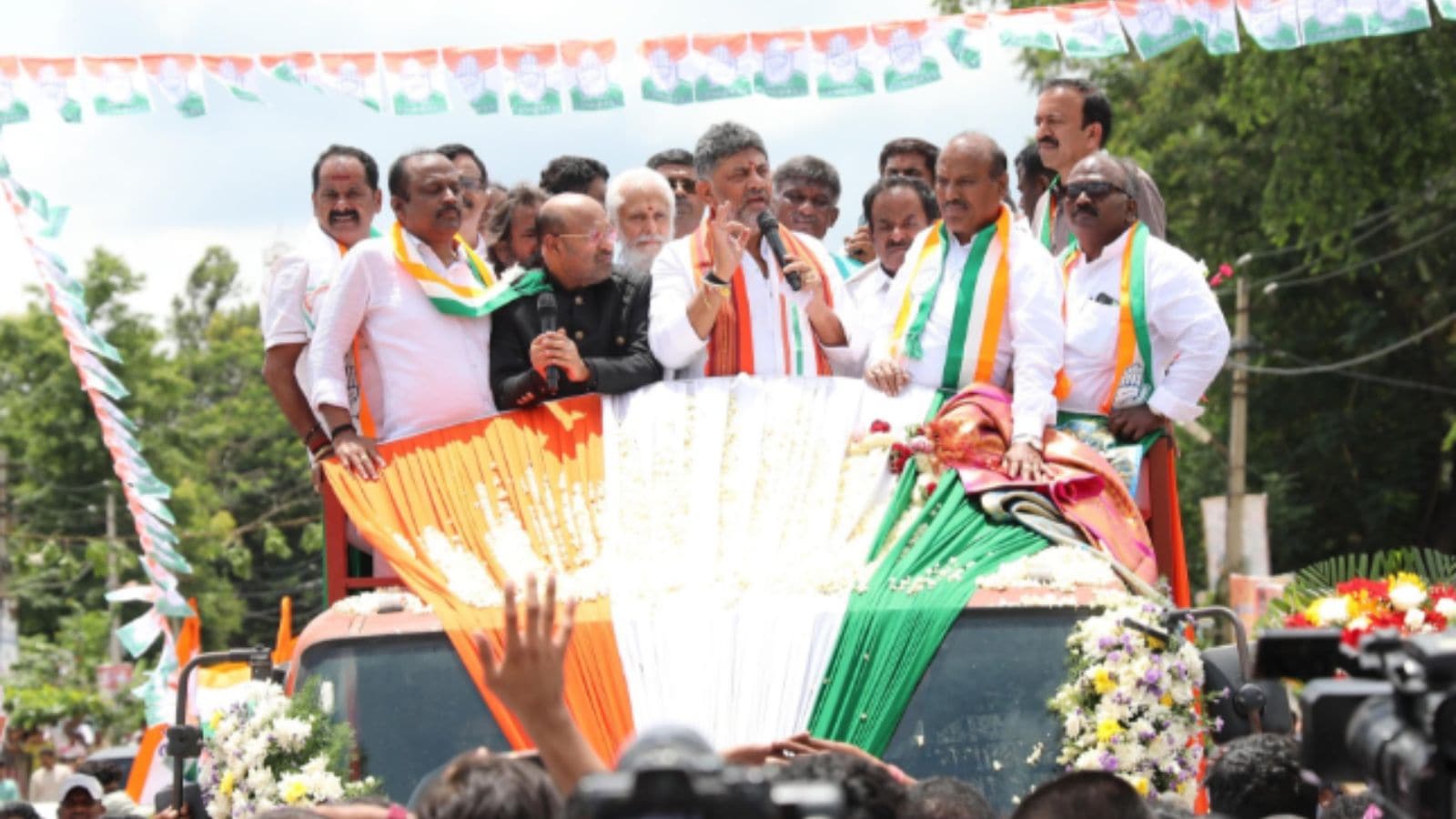 Karnataka CM Shivakumar tosses half-eaten apple into crowd, 