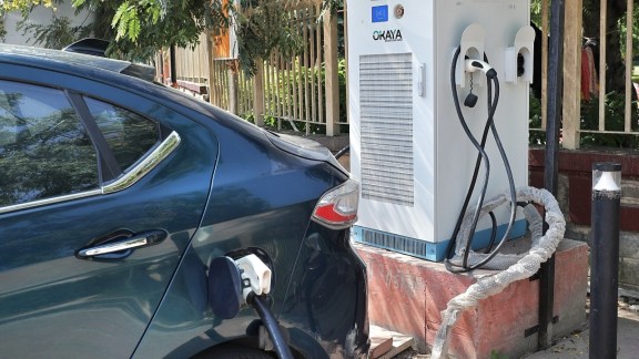 Electric vehicle charging station