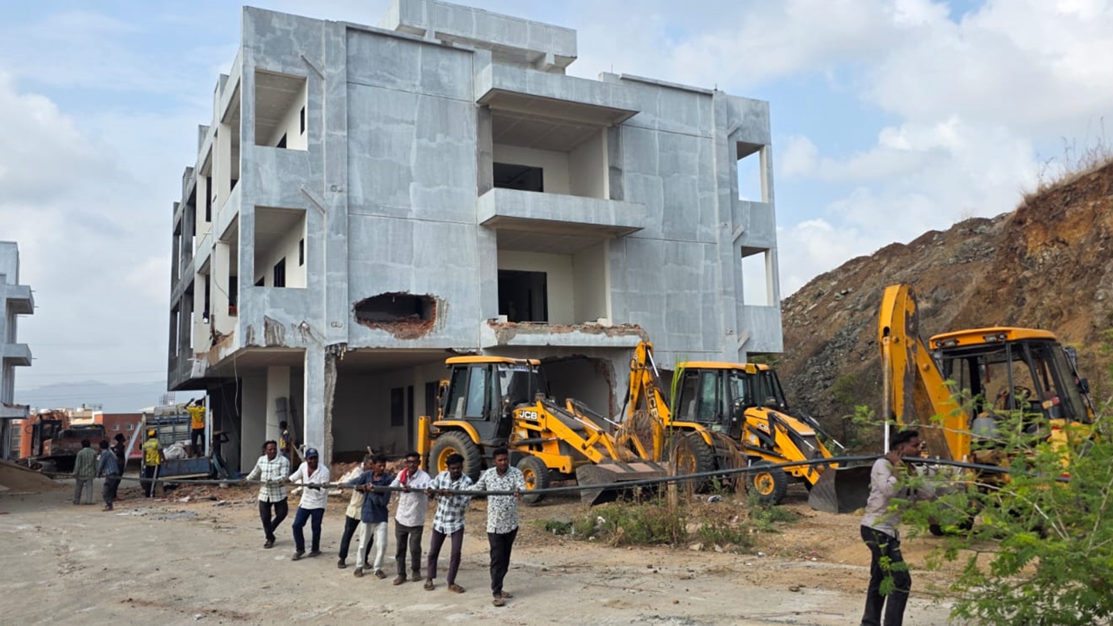 5 ‘illegal’ structures linked to senior officials near Statue of Unity razed