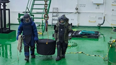 Indian Navy removes unexploded missile warhead, Indian Navy removes oil tanker missile warhead, Indian Navy, unexploded missile warhead Kochi-bound oil tanker, Indian express news, current affairs