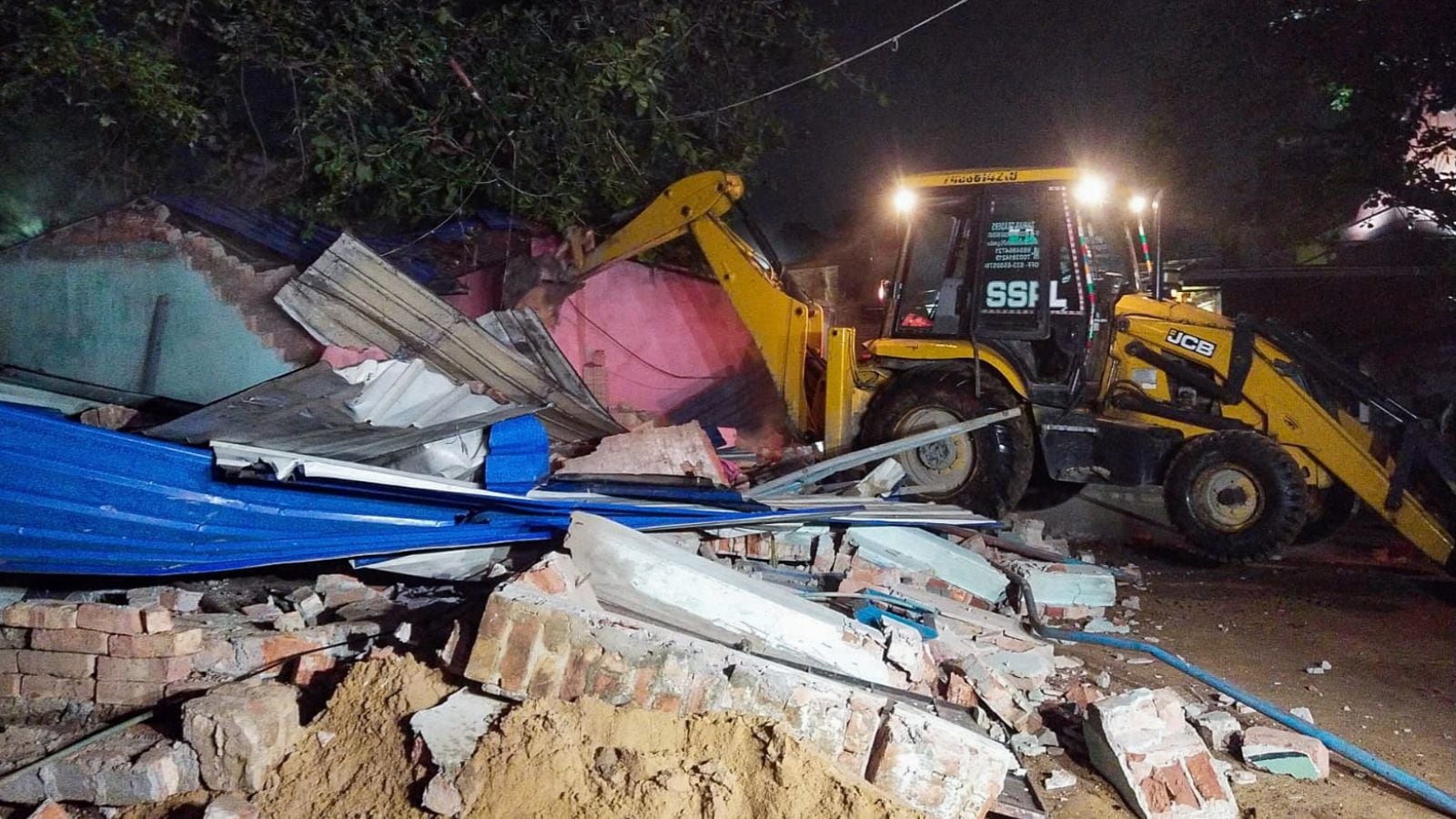 Tension in Jadavpur over midnight drive; Left supporters clash with police