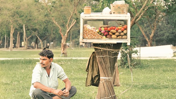 A jhal muri seller in a park in Kolkata. (Source: Heirloom Cities) 