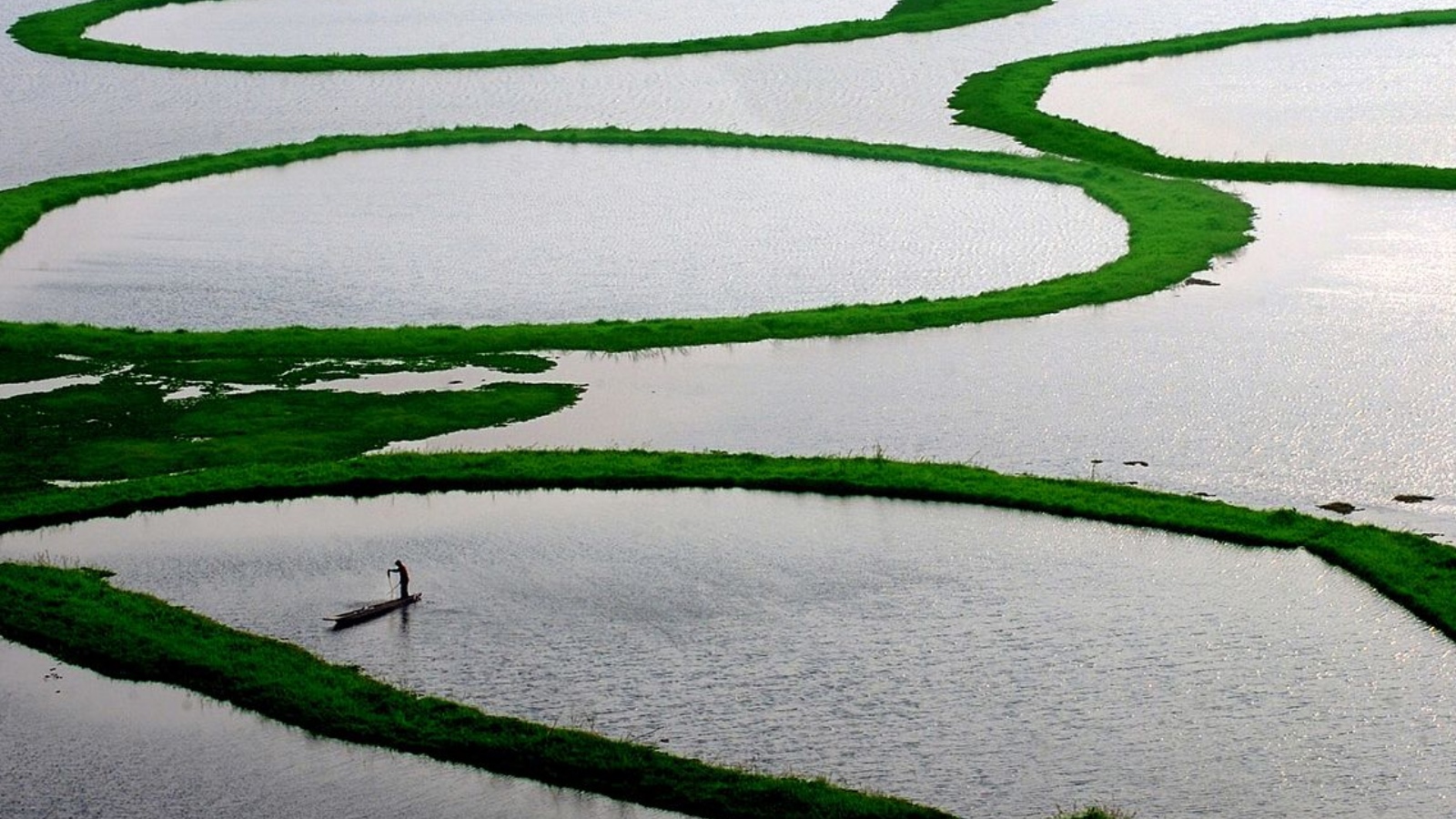 From floating islands to boiling rivers: 5 wonders worth travelling for