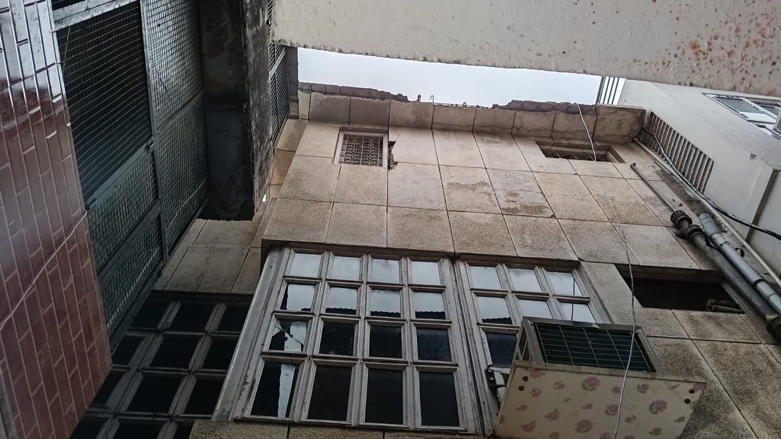 6 devotees injured after balcony collapses near Mathura’s Banke Bihari temple