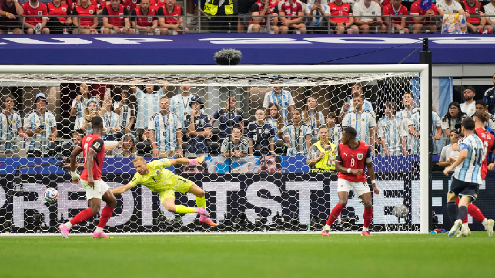 Argentina's Lionel Messi (10), right, scores the opening goal of his team during the World Cup Group J soccer match between Argentina and Austria in Arlington, Texas, near Dallas, Monday, June 22, 2026. (AP Photo/Ashley Landis)