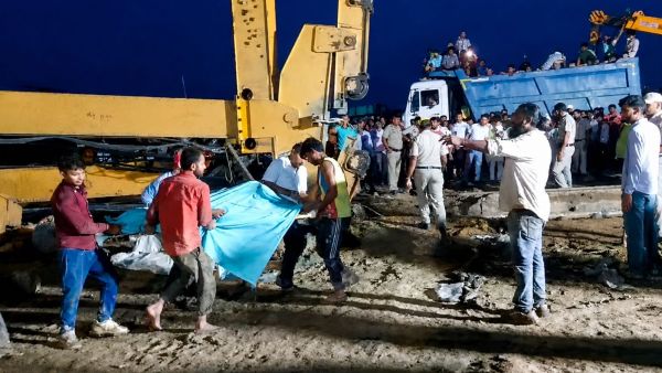 జూన్ 4, 2026, గురువారం, హర్యానాలోని ఫరీదాబాద్‌లో జ్యూవార్ ఫ్లైఓవర్ నిర్మాణ సమయంలో క్రేన్ కూలిపోవడంతో బాధితులను తీసుకెళుతున్నారు. (PTI ఫోటో) (AIని ఉపయోగించి మెరుగుపరచబడింది)