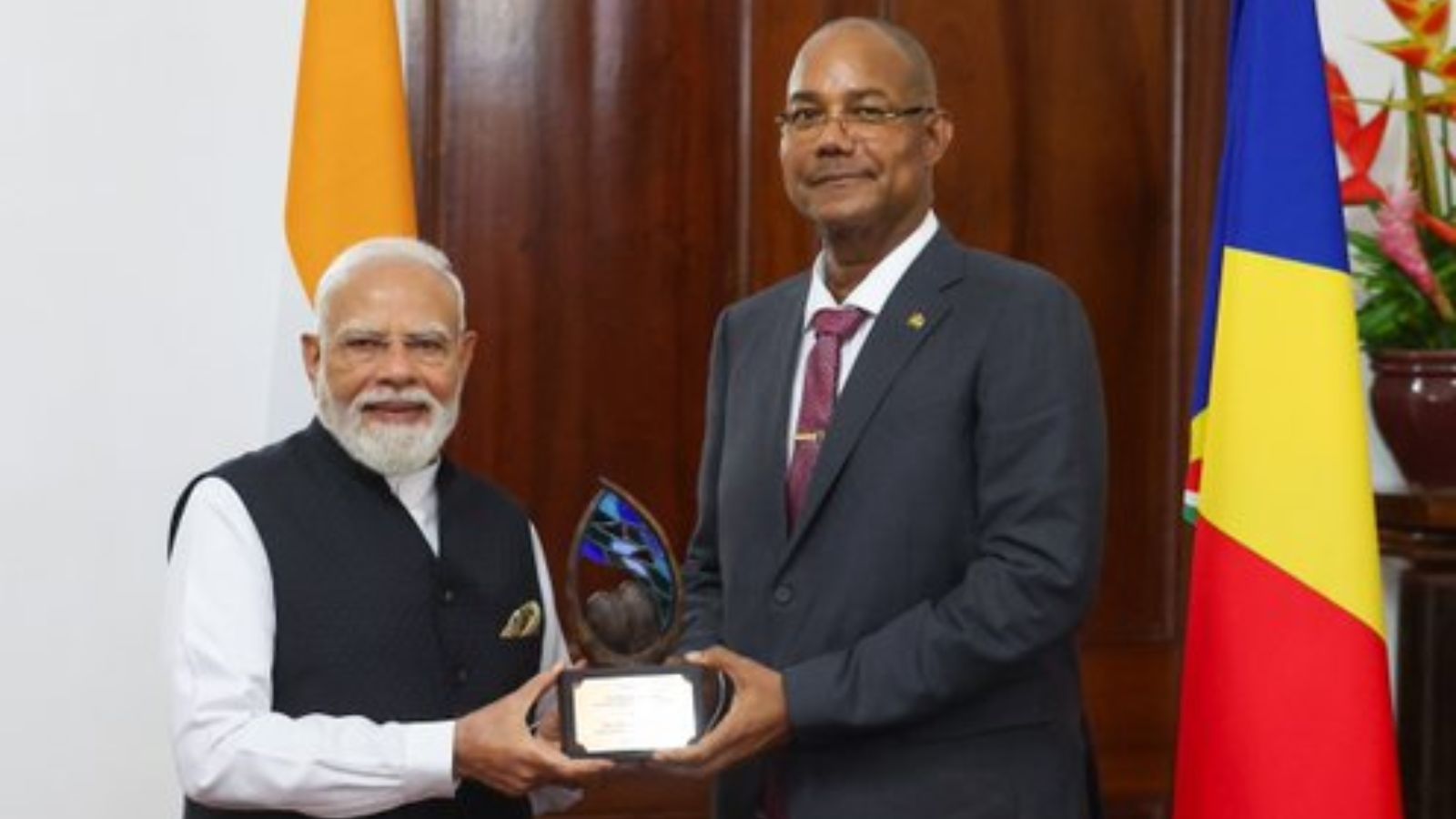 Prime Minister Narendra Modi and Seychelles President Patrick Herminie (Photo/X@narendramodi)