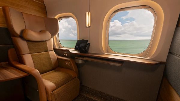 Supreme Class Cabin on Car 10 (Image: JR West)