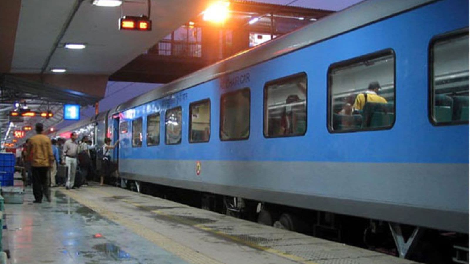 4 killed by oncoming train after passengers jump onto nearby tracks over fire rumour in MP
