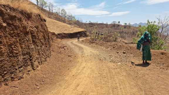 The dirt road cutting through the rocky terrain in Turkheda in Kawant taluka of Chhota Udepur district. (Express Photo)