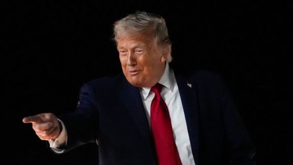 U.S. President Donald Trump reacts as he boards Air Force One, after attending Game 3 of the NBA Finals, at John F. Kennedy International Airport in New York, U.S., June 8, 2026. (Photo: REUTERS)
