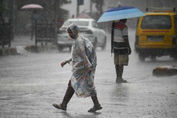 Pre-monsoon rain lashes parts of the western suburbs as IMD has issued a yellow alert until 24 June, at Andheri in Mumbai. (Express photo by Sankhadeep Banerjee)