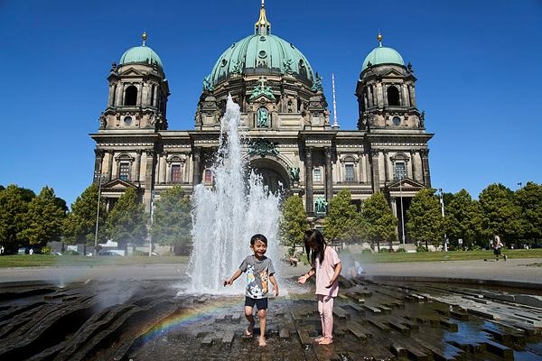 2026年6月24日金曜日、ドイツのベルリンで気温が上昇する中、ベルリン大聖堂前の噴水で涼む子供たち。2026年6月24日金曜日。(AP写真/エブラヒム・ノルージ)