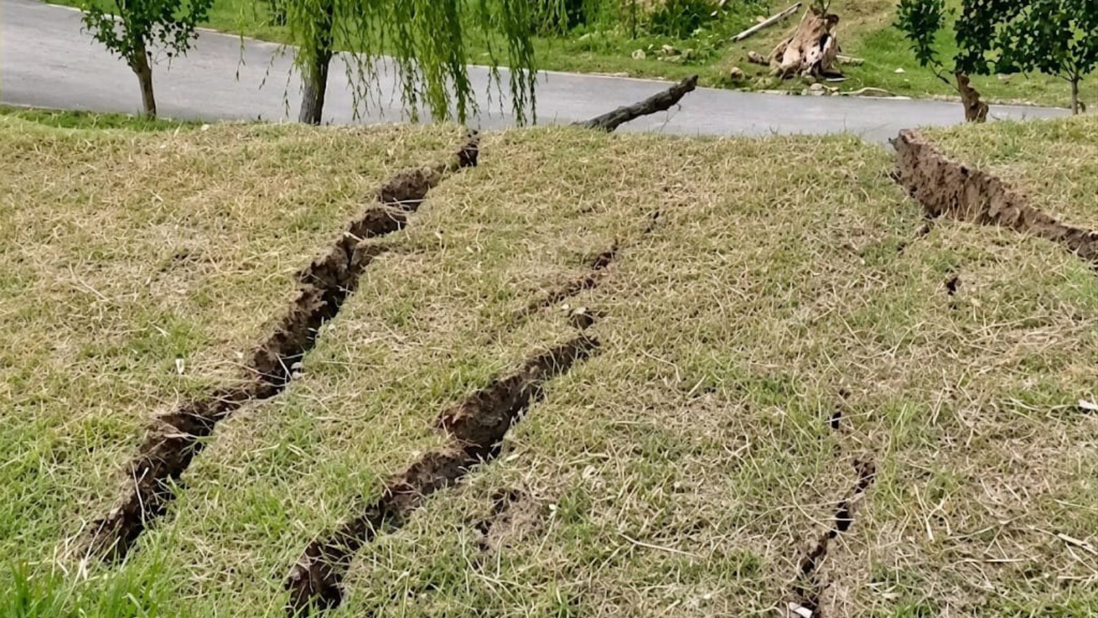 cracks Jammu and Kashmir