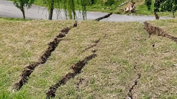 cracks Jammu and Kashmir