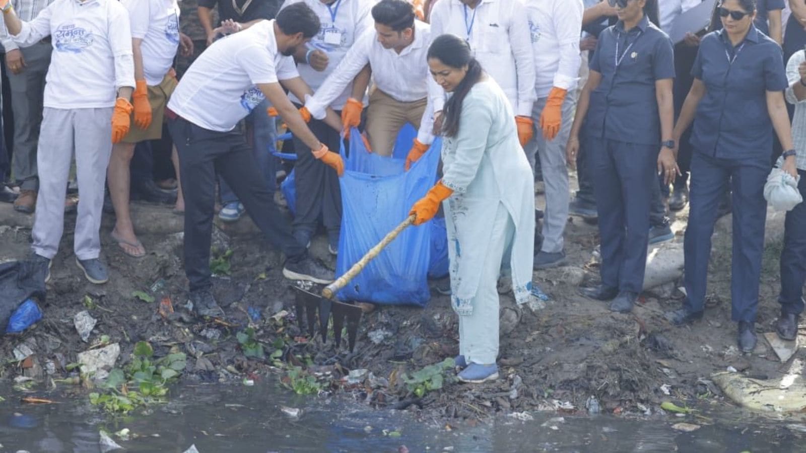 Delhi CM joins mega cleanliness drive on Yamuna riverbank, calls for public participation