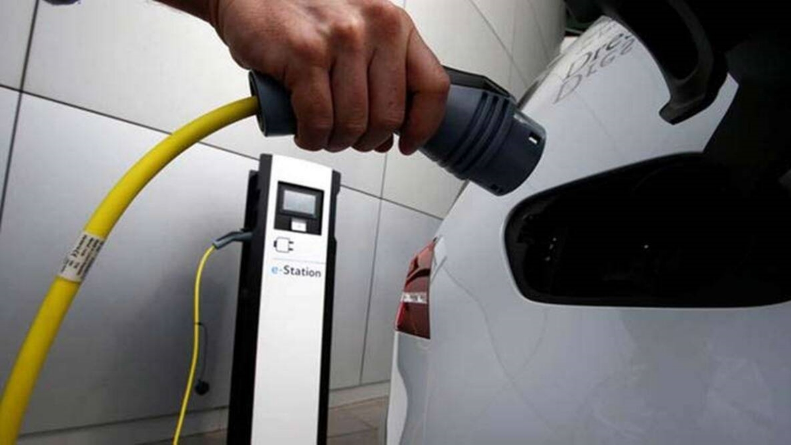 Hybrid vehicles, charging infra: What experts from IIT said on Delhi EV policy 2.0 draft