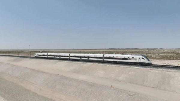 UAEは初の旅客列車サービスを開始した。 （画像：DXBMediaOffice/X）