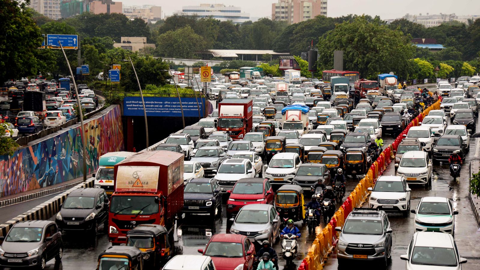  A view of the bumper-to-bumper traffic on the Western Express Highway amid continuous rainfall, in Mumbai on Wednesday. (ANI Photo)