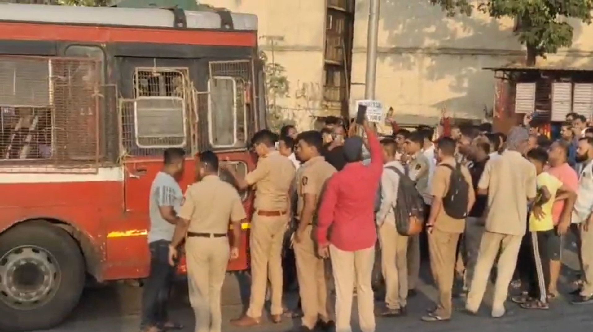 Why are BEST workers protesting in Mumbai today?