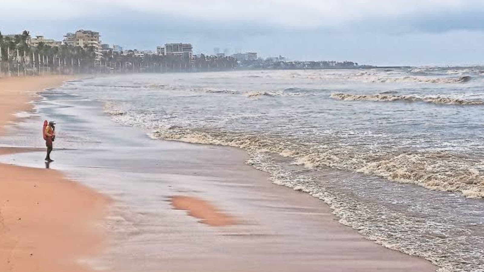 Came to spend vacation, teen dies after drowning at Juhu beach  | Mumbai News