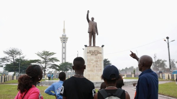 The famous Patrice Lumumba statue in Kinhasa which Mboladinga's pose is modelled after (Wikimedia Commons)
