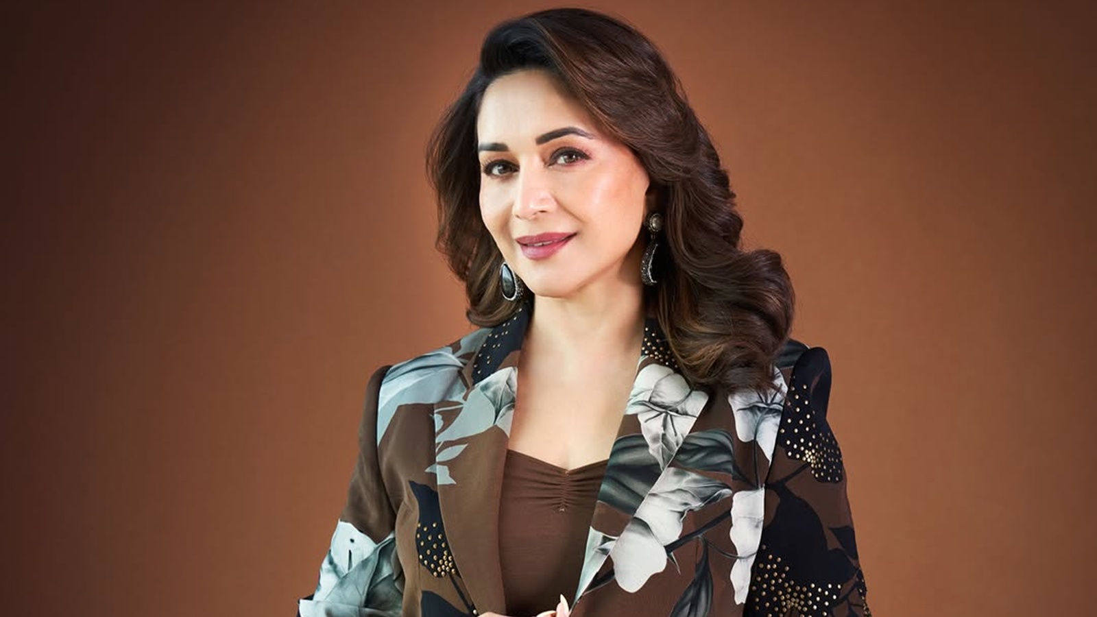 Madhuri Dixit inspires with ring hanging knee raises; expert explains core benefits