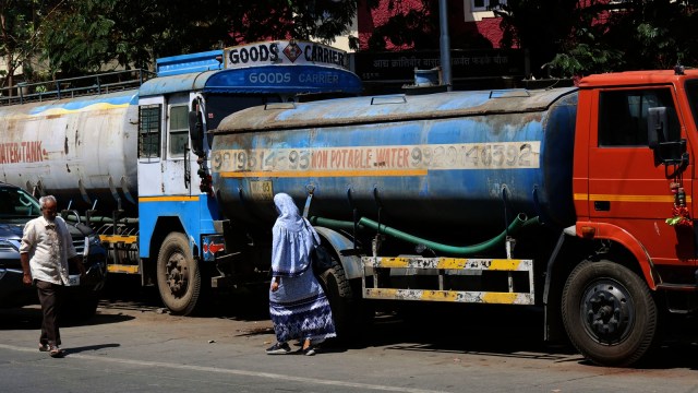 A delayed monsoon in 2026 has left over 1.9 lakh rural Pune residents dependent on 124 water tankers across 114 villages. With the traditional June 8–10 arrival date missed, the prolonged dry spell has raised severe concerns over depleting dam water levels.