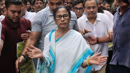 The loyalists publicly claimed they were confident about retaining the party symbol and access to the bank accounts, with sources close to Mamata Banerjee saying they were waiting for the rebels to move the EC.