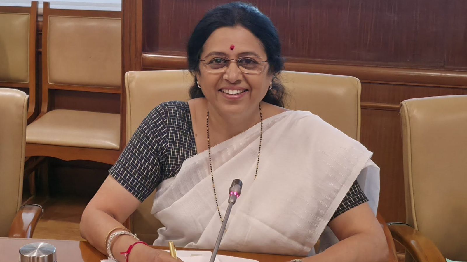 BJP MP Medha Kulkarni Walks Off Stage, Alleges Caste Remark at Pune Event