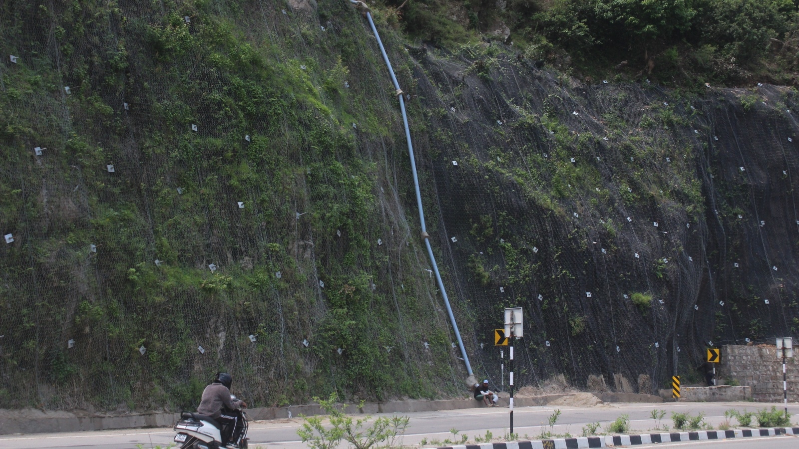 To cut landslide risks, NHAI installs slope drain pipe system on Kalka-Shimla stretch ahead of monsoon in Himachal…