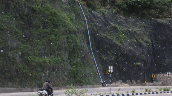 NHAI installs slope drain pipe system on Kalka-Shimla stretch, Kalka-Shimla stretch, Kalka-Shimla slope drain pipe system, Kalka-Shimla NH-5, landslide-prone road corridors in Himachal Pradesh, Indian express news, current affairs