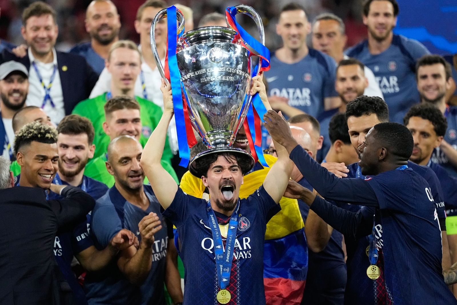 فيتينيا يرفع الكأس احتفالاً بعد فوزه بدوري أبطال أوروبا مع باريس سان جيرمان هذا الموسم. (صورة AP/بيتر جوسيك)