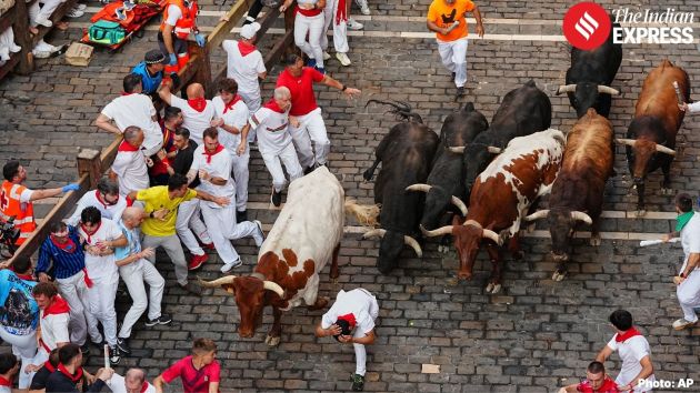 In order to participate, thousands of revellers slipped into the traditional all-white outfit topped with red scarves