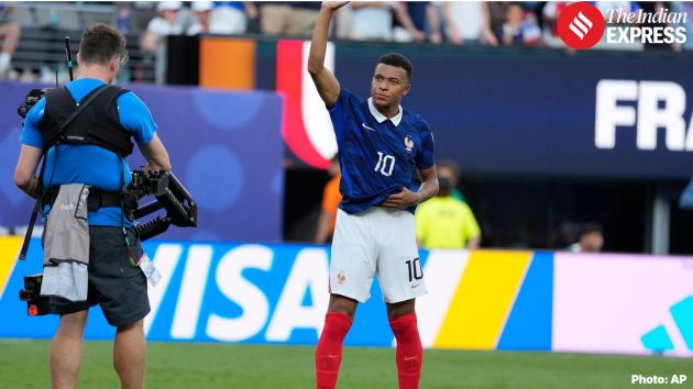 France coach Didier Deschamps bowed when Mbappé came to the bench