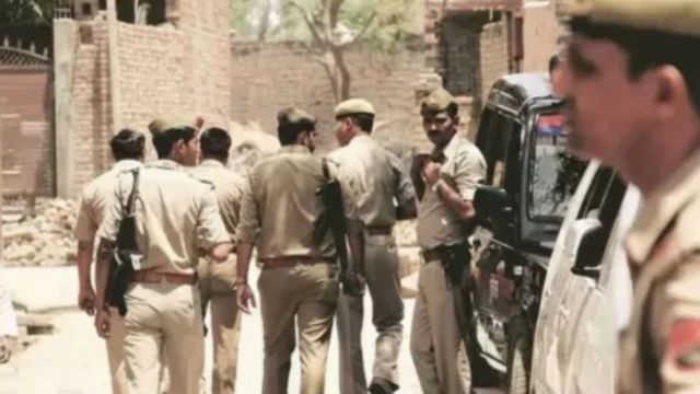 Woman arrested with gold bars, Woman arrested with gold bars worth over Rs 7 crore, Woman in Delhi-bound train held with gold, Lucknow news, Uttar pradesh news, Indian express, Current affairs