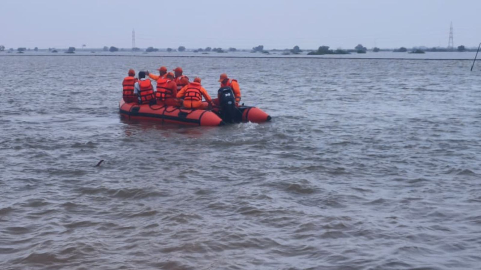 Flooded into an Island: Bhogavo River Inundates Vanitalav Bhal in Gujarat